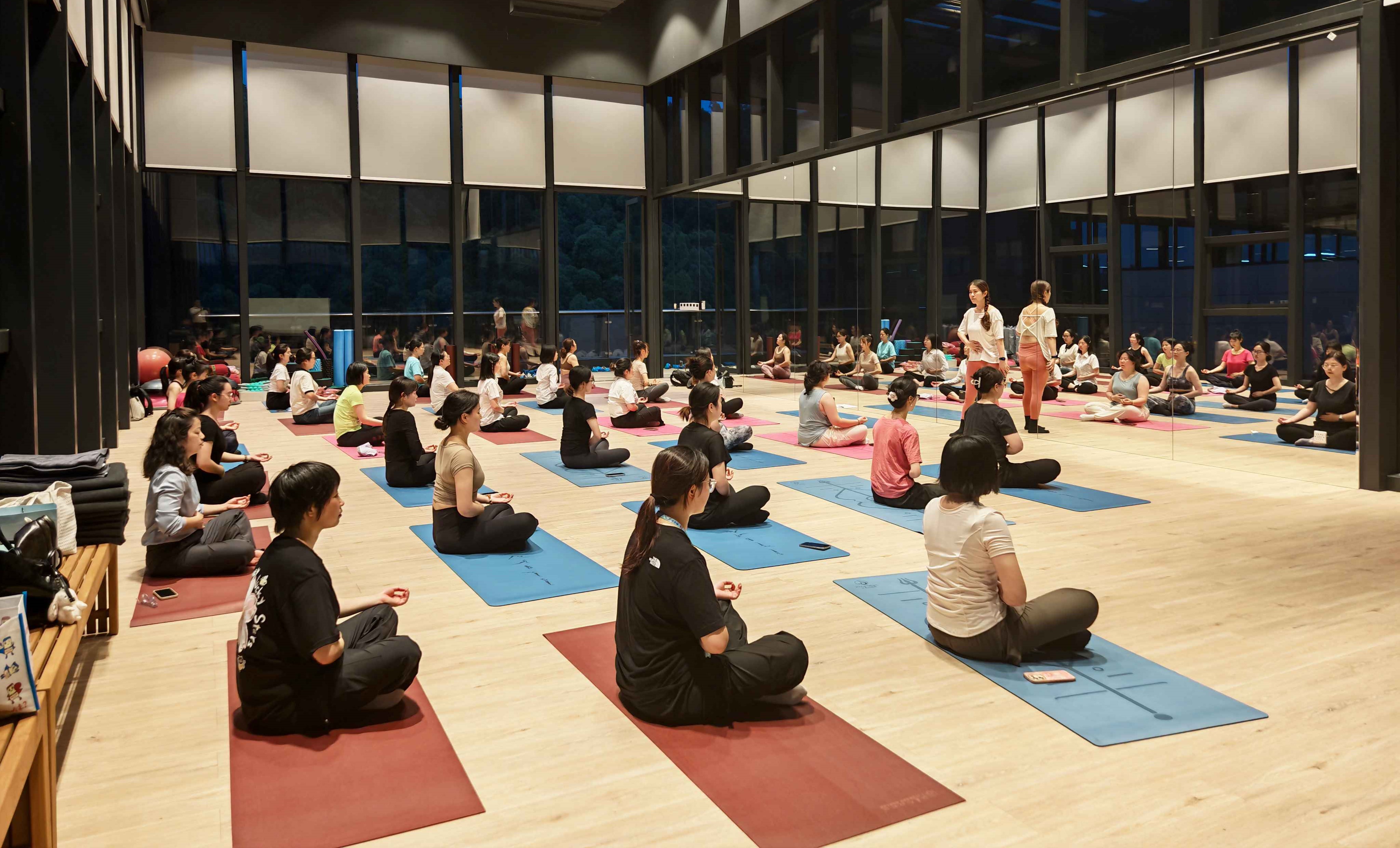 pp电子游戏平台科技首期瑜伽班活力开课 解锁职场康健新方法